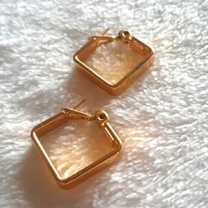 Gold tone square earrings
